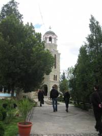 Потокът от поклонници към манастира на отец Боян Саръев не спира през цялата година