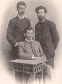 Яворов (правият вляво) със свои съратници