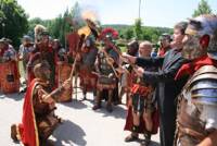 В дните на фестивала „Орел на Дунава” се извършва тържествен ритуал по предаването на властта на императора, който управлява Нове