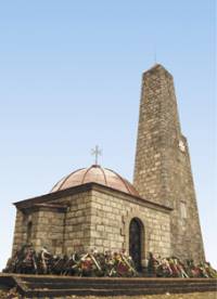 Обелискът и църквата-мавзолей, издигнати на героичния връх. В криптата на храма са положени тленните останки на героите от 21-и полк