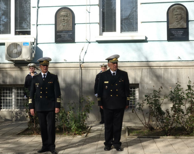 Офицери и курсанти от военноморското училище във Варна почетоха паметта на внук на Кольо Фичето