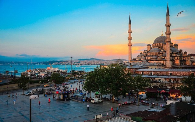 Неизвестен нападател откри огън в джамия в Истанбул