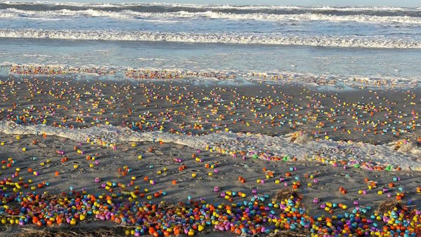 Неочакван подарък от Нептун: Германски плаж бе засипан с милиони яйца „Киндер сюрприз“