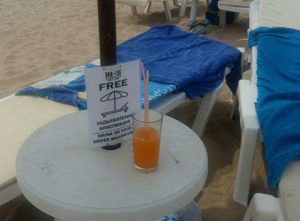 Концесионери измислиха начин да прибират парите на туристите и на „свободните зони“ на плажа
