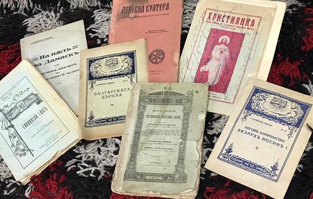 Бургаски пенсионерски клуб с колекция от стари църковни издания