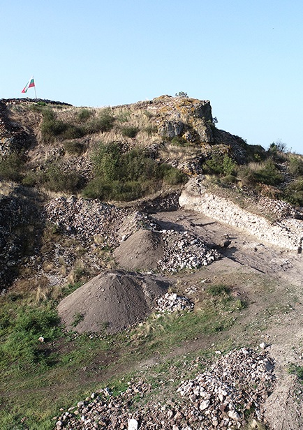 В последните дни на разкопките в крепостта Русокастро откриха стена от неизвестна до този момент бойна кула