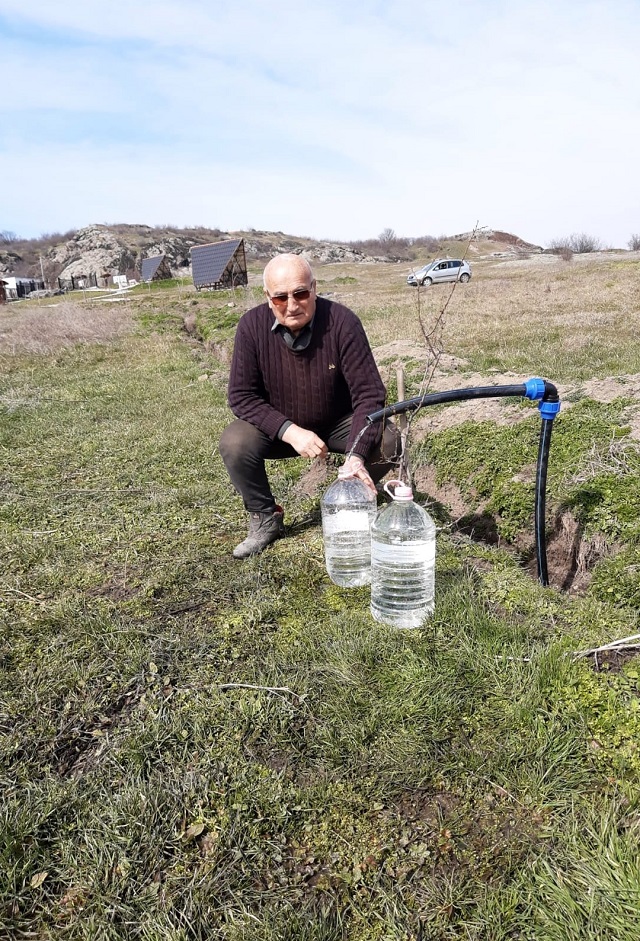 Родолюбиви ентусиасти докараха по своя инициатива вода до зоната за отдих, изградена под крепостта Русокастро