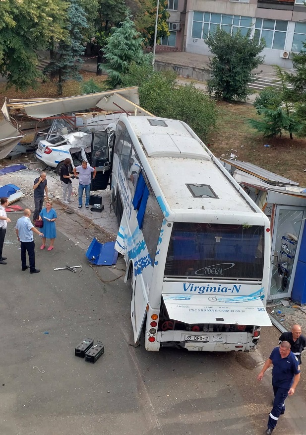 Двама млади полицаи загинаха рано тази сутрин в Бургас при опит да спрат автобус, превозващ мигранти