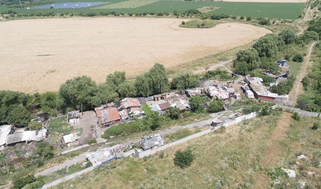 Събарят незаконни къщи на поречието на река Бедечка