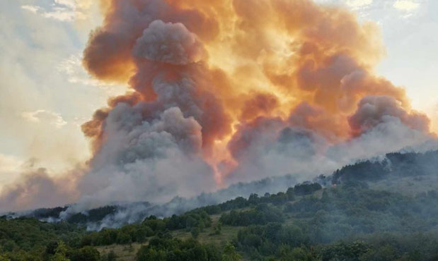 Пожарът над Стара Загора продължава