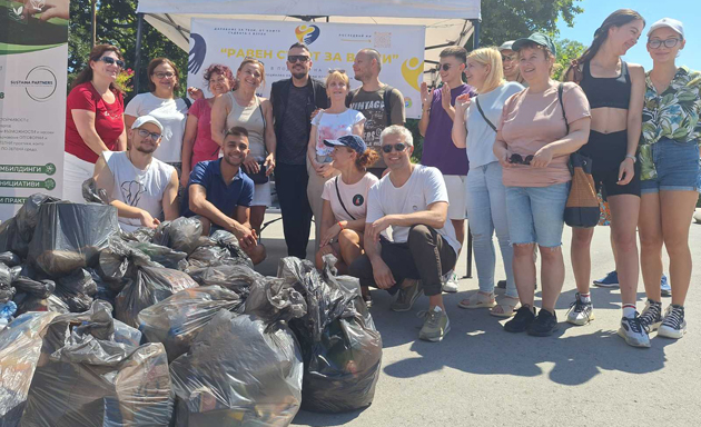 Граф чисти Морската градина във Варна