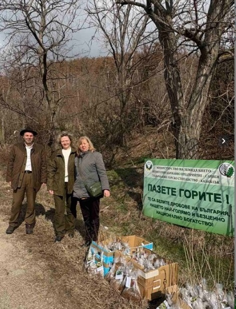 Петстотин фиданки раздадоха на качващите се на Шипка за Трети март от Държавно горско стопанство Казанлък